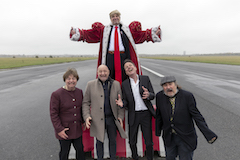 Querformat: Hannes Heesch, etwas erhöht, als Donald Trump im Hermelin-Mantel. Er breitet die Arme aus. Vor ihm, etwas tiefer, stehen Christoph Jungmann, Bov Bjerg, Horst Evers und Manfred Maurenbrecher und schreien ihre Verzweiflung heraus.